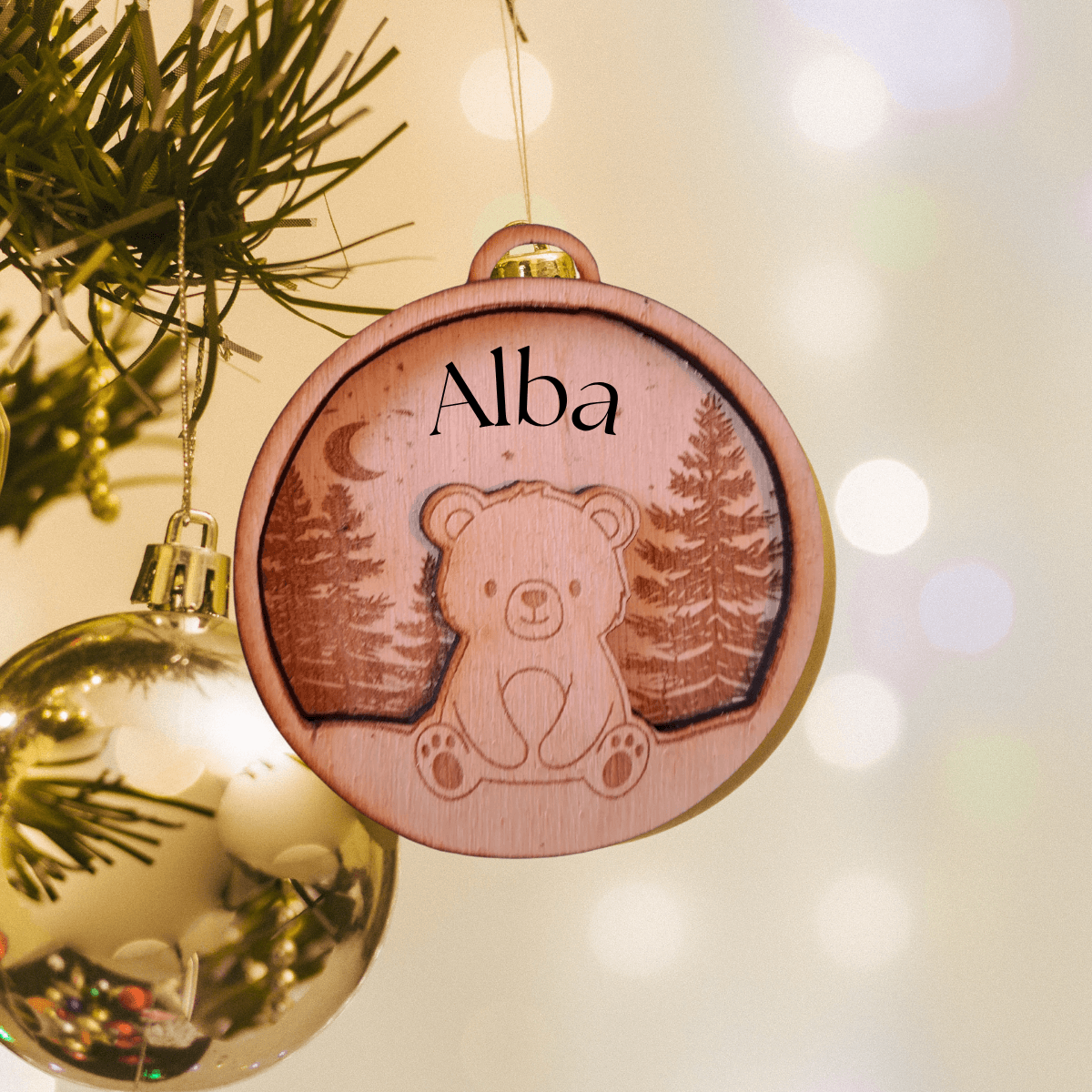 Boules de NoĂ«l en bois gravĂ©es avec prĂ©noms dâenfants et animaux festifs